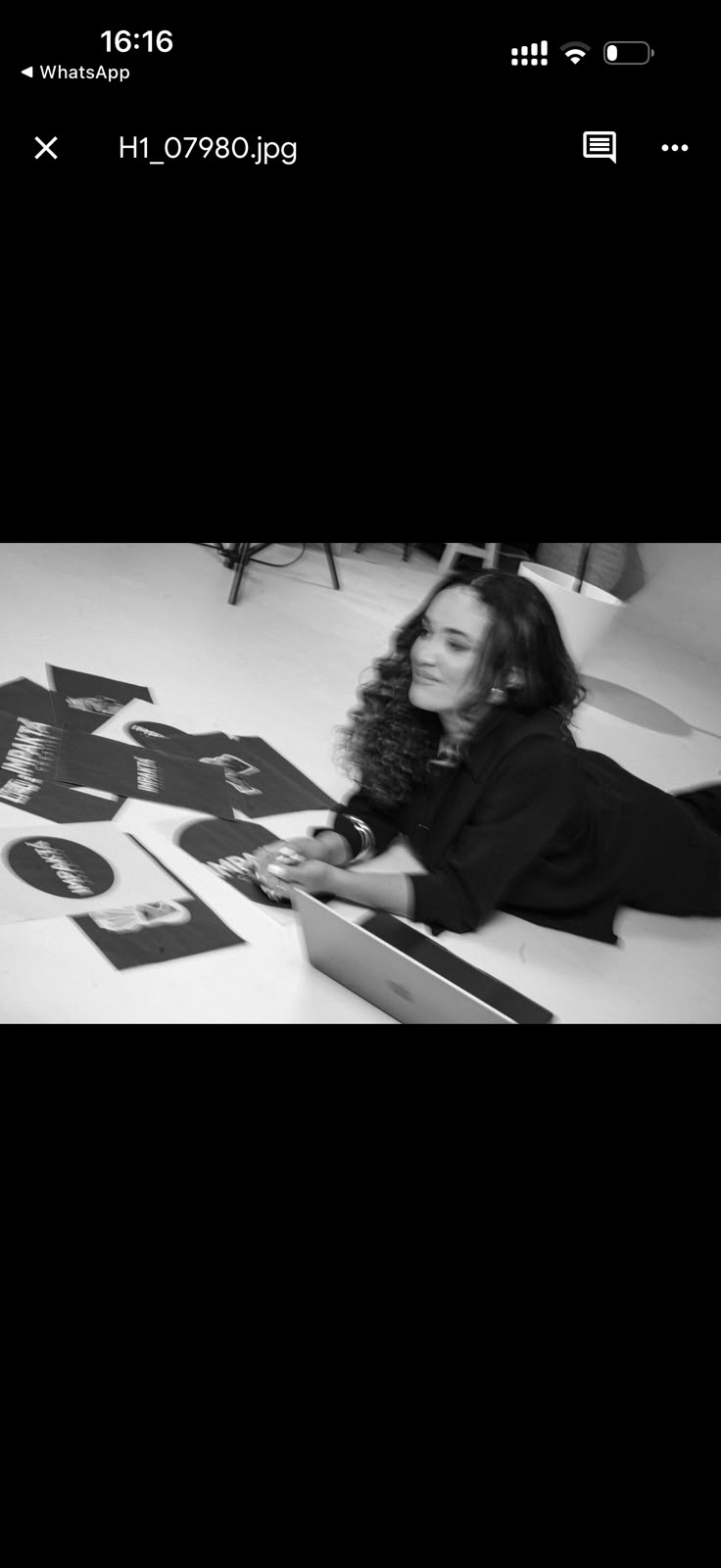 Priscila com laptop e prints IMPAKTA