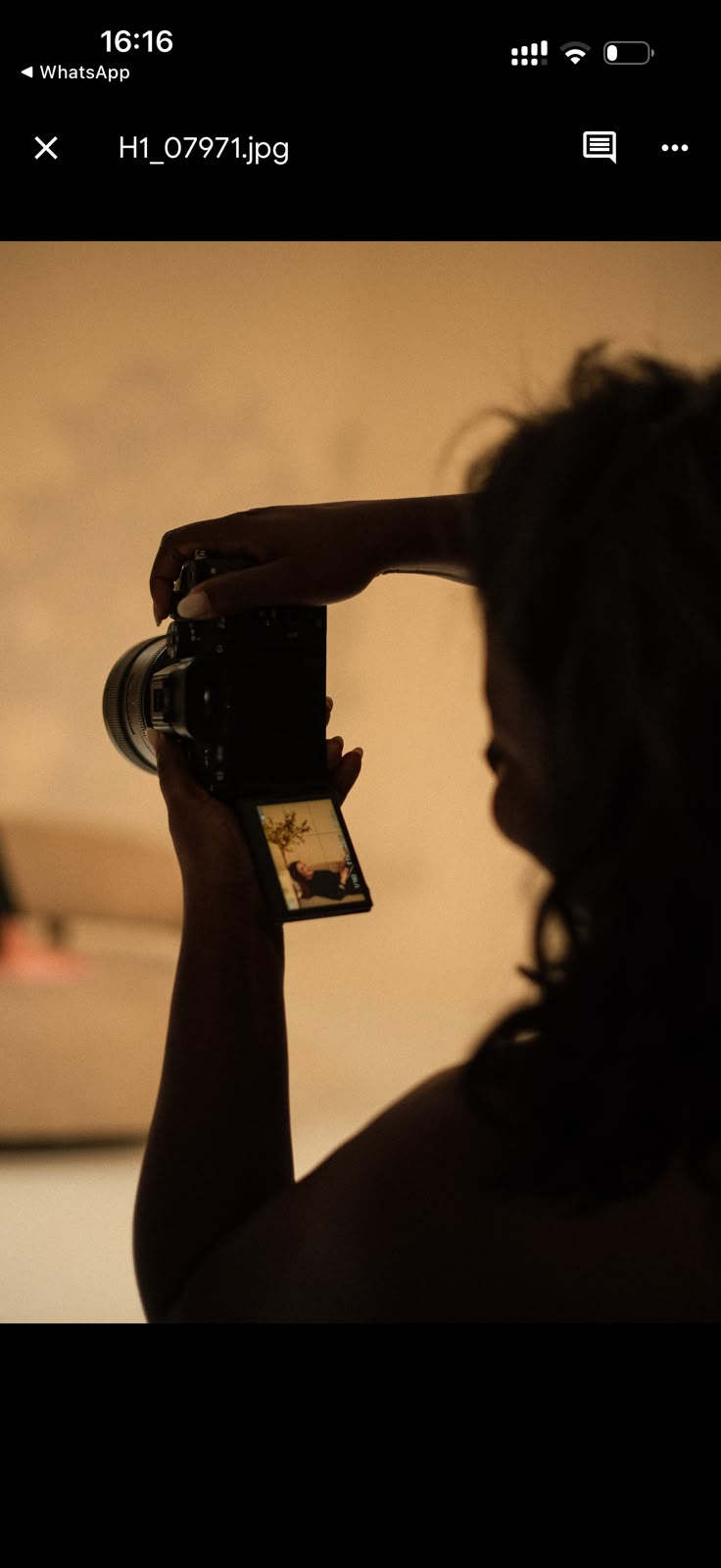 Priscila fotografa com câmara