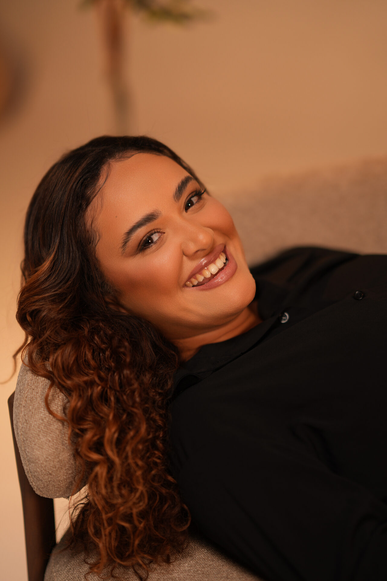 Priscila a sorrir, recostada na cadeira